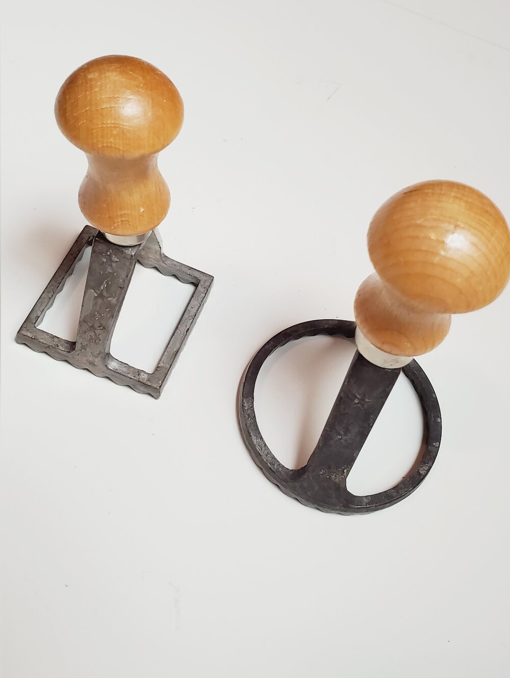 Vintage Set Of 2 Rustic Ravioli Presses Made In Italy - Picture 2 of 4